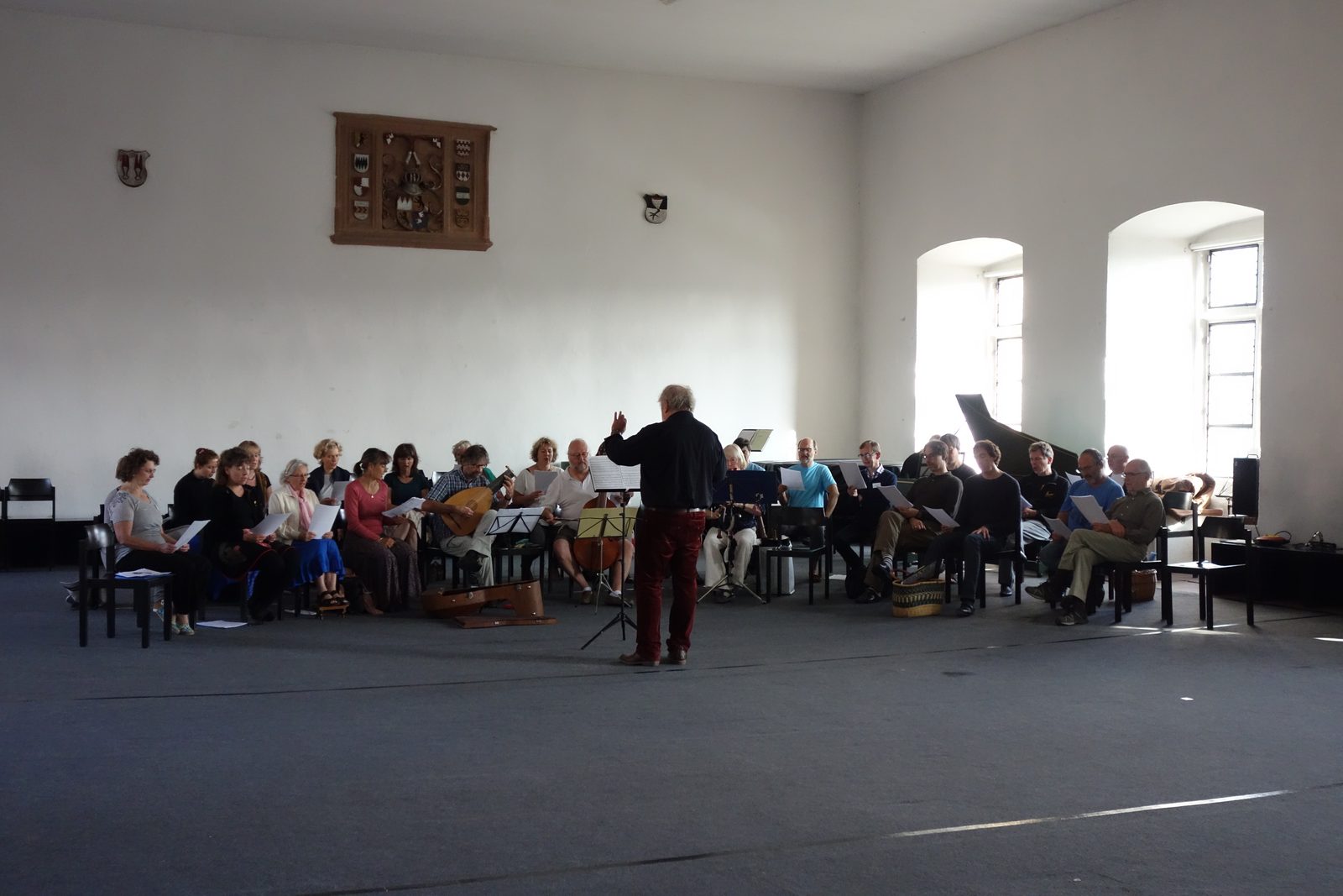 Ensemble mit Leitung in einem hellen Saal